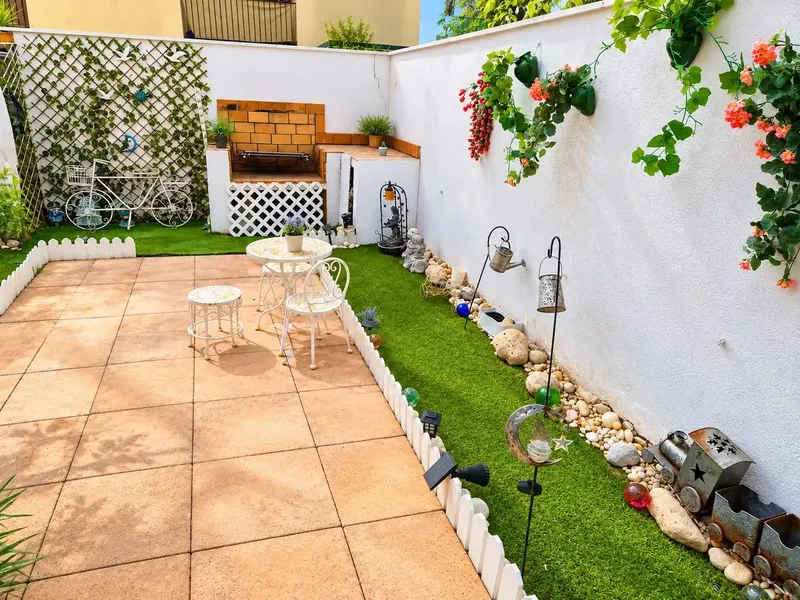 Descubre esta amplia y acogedora casa de pueblo de cuatro dormitorios, situada en una tranquila y bonita calle arbolada en pleno corazón de  — photo 1