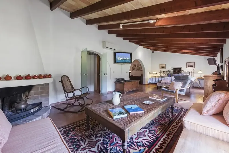 With the Serra de Sant Vicente at its feet and the irregular peaks of Formentor as a spectacular backdrop, this restored finca is — photo 10