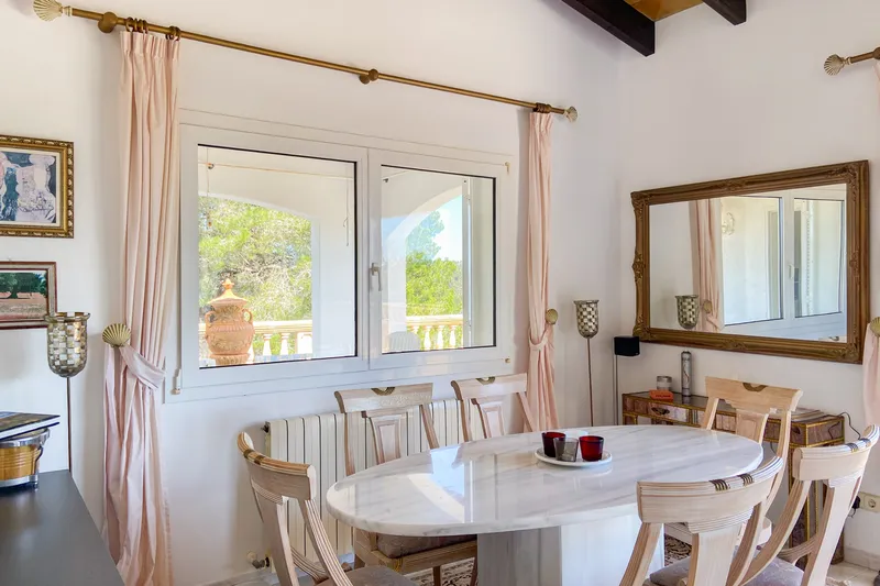 Spacious single-family home with sea views and pool plus separate guest apartment — photo 5