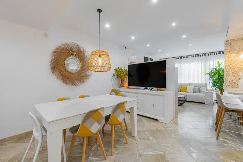 We exclusively present this terraced house with parking space located in a quiet and consolidated residential area of Lloseta. — photo 2