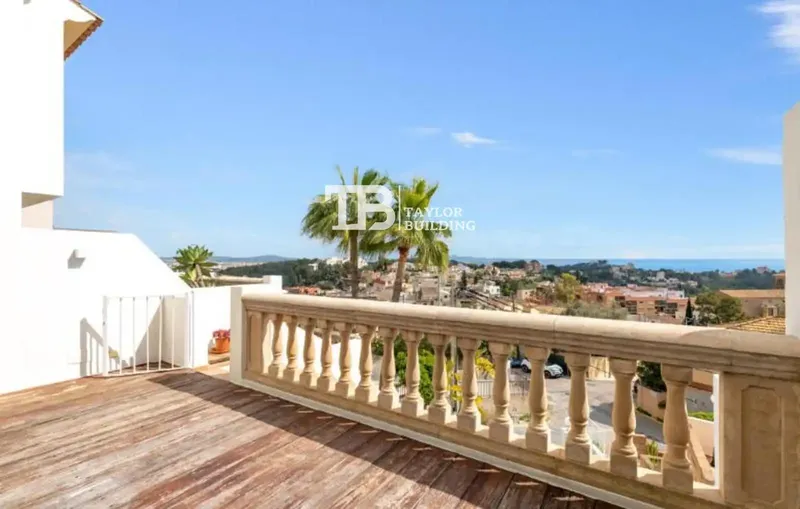 Taylor Building Real Estate presents this fantastic terraced house in Genova offering a quiet and residential atmosphere, a short — photo 6