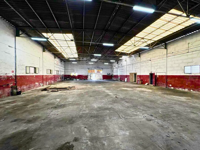 Industrial warehouse of 682 m² in Muro — photo 1