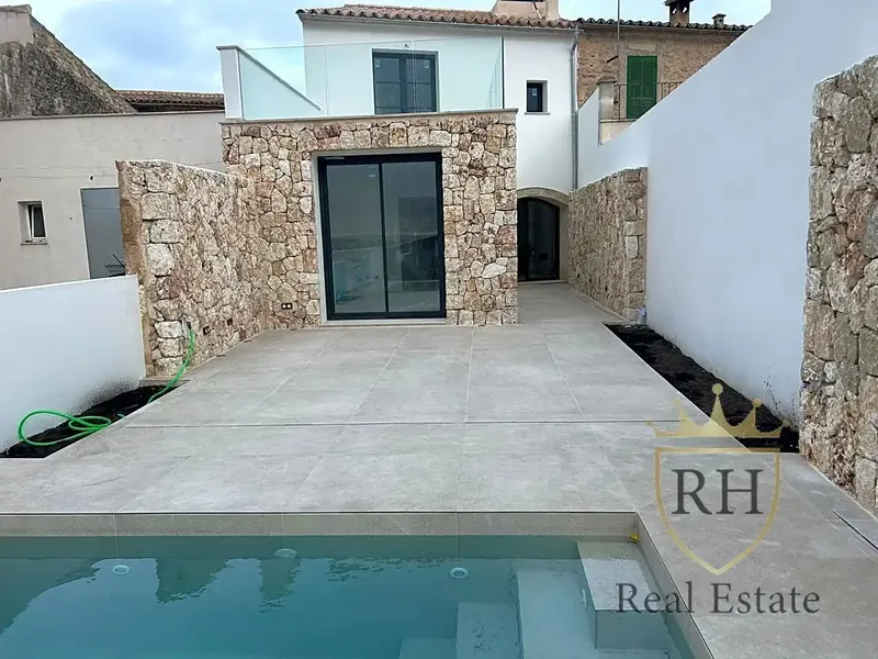 RH Real Estate Mallorca is pleased to present this fantastic and exclusive village house with Mallorcan character and spectacular views — photo 3