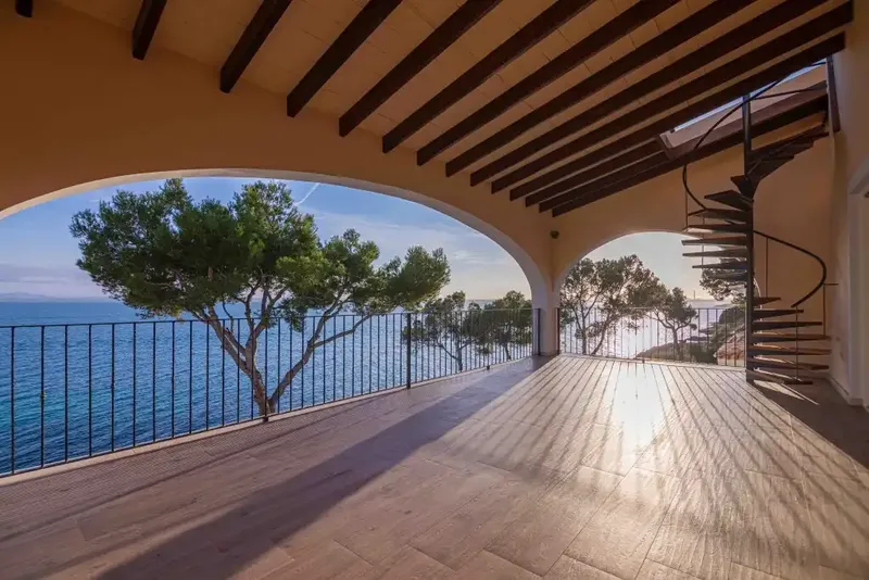 This impressive luxury villa for sale is located in the coveted municipality of Alcúdia - Alcanada in the north of Mallorca. On a plot — photo 2