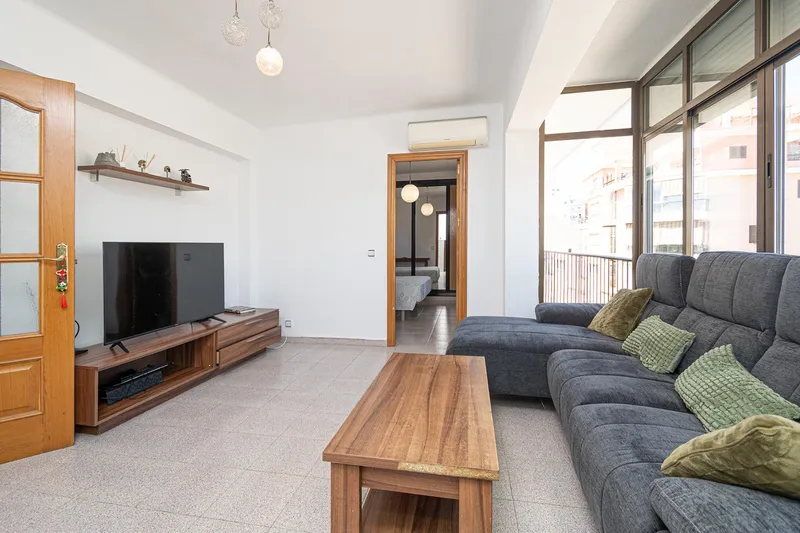 Bright 3-bedroom apartment in good condition with balcony — photo 4