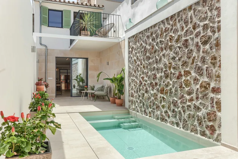Renovated town house with back patio and private pool — photo 2