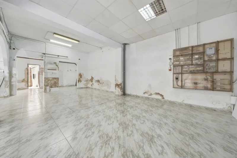 Commercial premises with large frontage, patio and multiple possibilities in Palma — photo 11