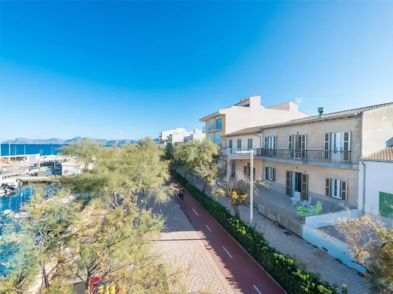 Excelente propiedad en primera línea en Can Picafort. Casa tradicional mallorquina que consta de tres apartamentos distribuidos en dos plant — photo 1