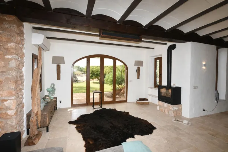 Charming country house with characterful interiors, a beautiful garden and a separate [...] — photo 11