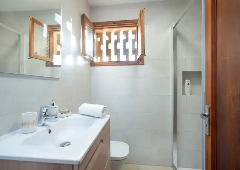 In the exclusive setting of Cala Sant Vicenç, just a 5-minute walk from its crystal-clear beaches, this charming chalet is located — photo 10