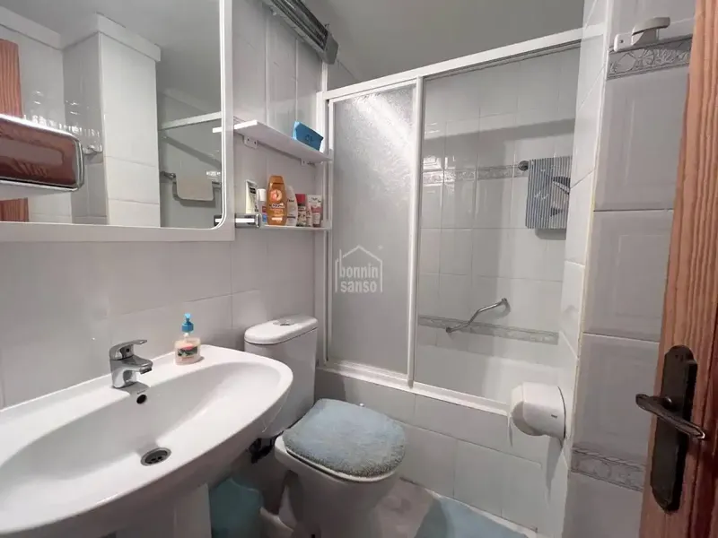 Spacious apartment just one minute from Cala Millor beach and the pedestrian promenade. Located on the third floor, the property — photo 9
