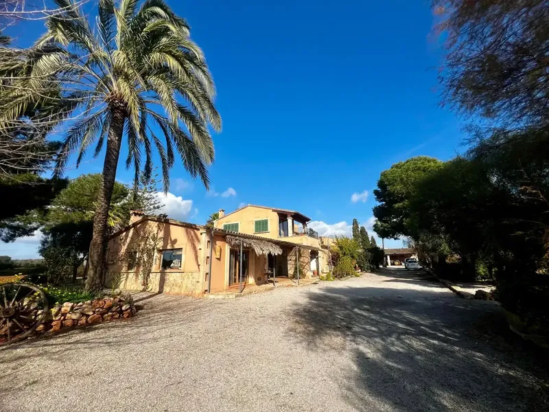 We present a unique opportunity to acquire a magnificent rustic estate of 86,000 m², located a few minutes from Sa Ràpita, in a — photo 1