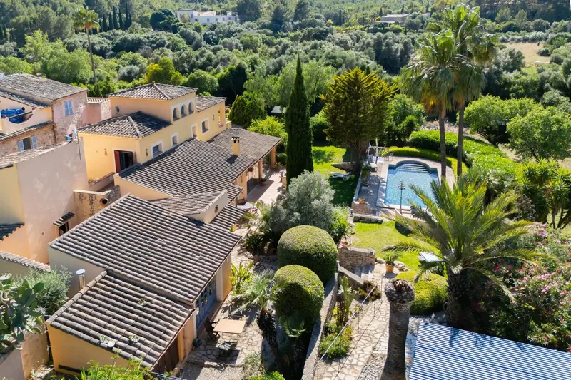 This elegant finca, built in 2002, extends over a generous area of 274 square meters on a 1,567 square meter plot — photo 4