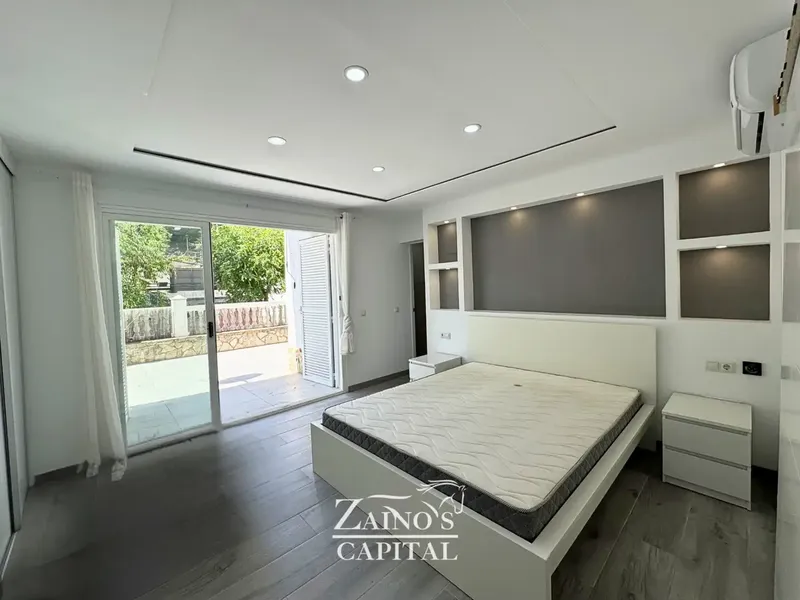 Large 6-bedroom townhouse with panoramic terraces a step from the beach in Peguera — photo 6