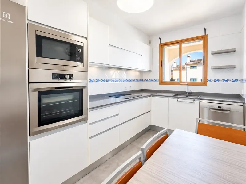 Dúplex en Es Caülls, Marratxí, ubicado en un cuidado complejo residencial con jardines y piscina comunitaria. La vivienda ofrece aproximadam — photo 11