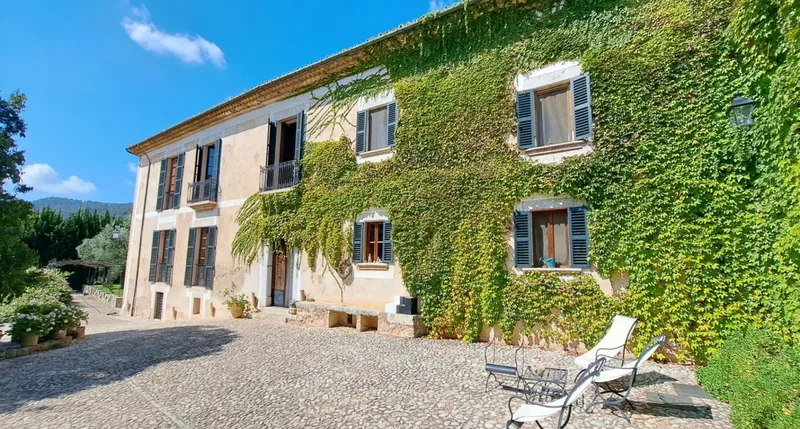 Property in Alaró with 9 bedrooms — photo 1