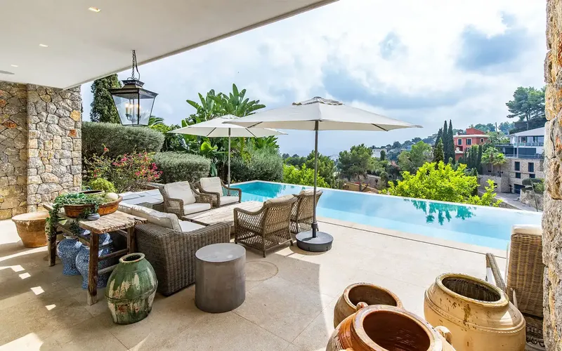 This elegant villa in Genova is located in a coveted area of Palma, a short drive from the city center, and impresses with — photo 3