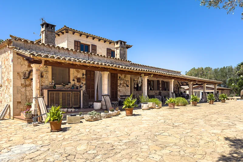 Traditional finca estate with pool, padel court, double carport, 4 garages, summer kitchen & much more — photo 3