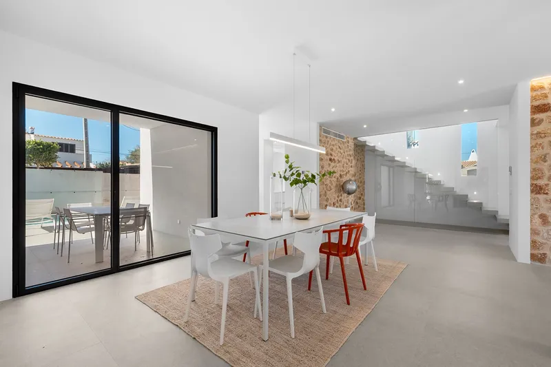 Exclusive designer villa with pool and sea views near the beach — photo 11