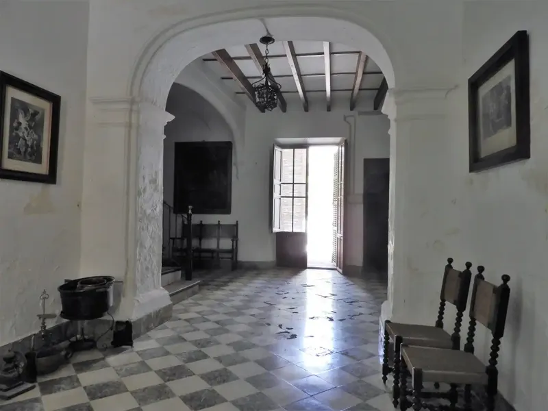 Three-storey Mallorcan manor house on a corner in Felanitx. It has several living rooms, 8 bedrooms, 2 bathrooms, kitchen. — photo 4