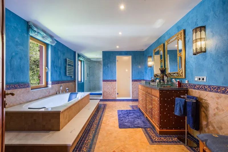 4-bedroom luxury villa with sea access for rent — photo 11