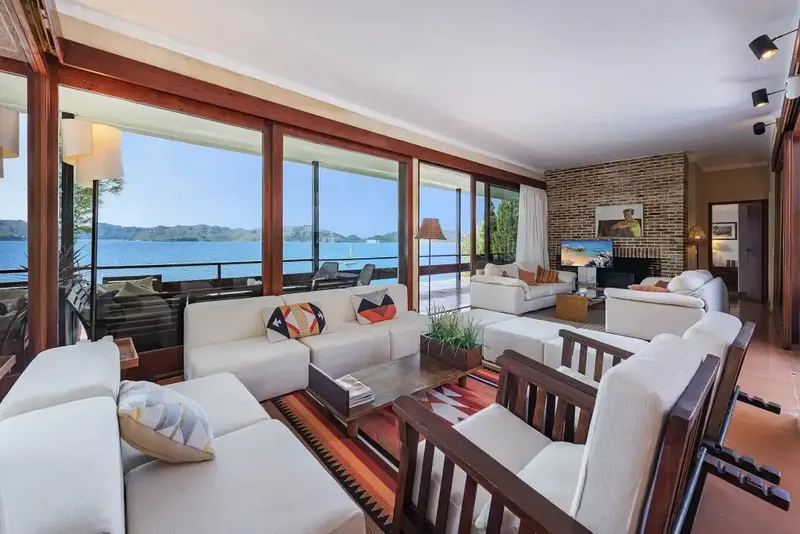 This unique and magical frontline villa in the prestigious Bonaire area of Alcudia is an extraordinary opportunity. — photo 4