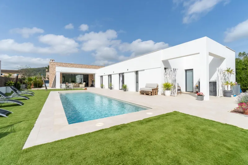Modern-style villa — photo 1
