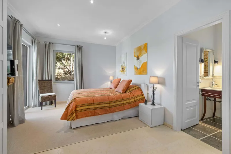 Representative luxury villa in an excellent location with breathtaking views — photo 11