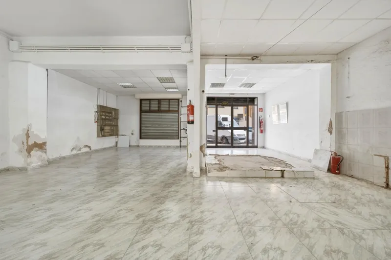 Commercial premises with large frontage, patio and multiple possibilities in Palma — photo 4