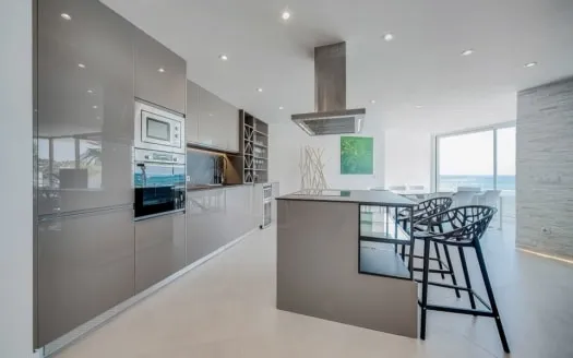 Renovated luxury apartment in 1st sea line with fantastic panoramic sea view — photo 5