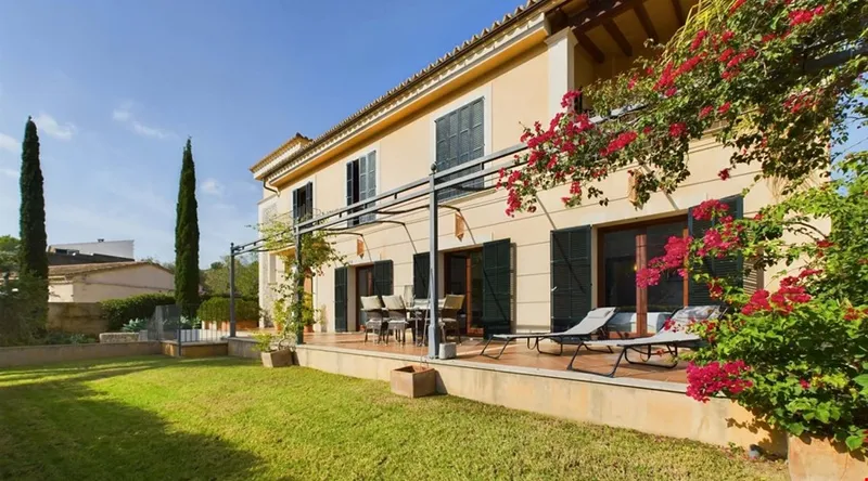 Five-bedroom Mediterranean villa with private pool for sale in Calvià — photo 1
