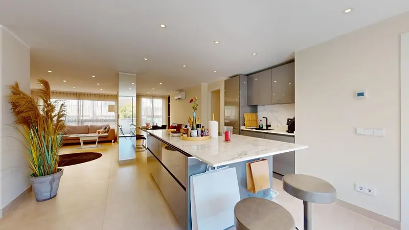 Located next to the emblematic Plaza España and just minutes from Plaza Patines, this exclusive, completely renovated apartment enjoys — photo 10