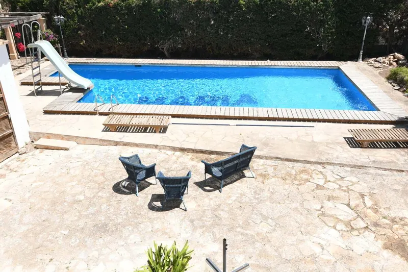 Spacious villa with great potential on a quiet street in Cala Llombards — photo 6