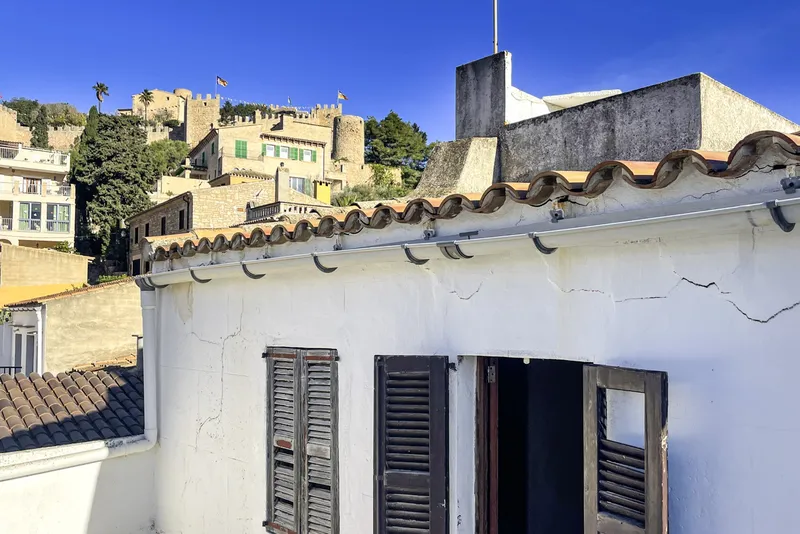 Renovation Project – Three Townhouses with Versatile Potential, Central Location and Views — photo 1