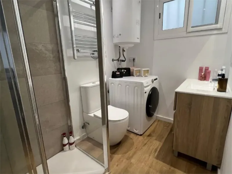 The apartment is located in a well-known tourist area of Magalluf, Mallorca. It has 68 m², is completely renovated, the windows have — photo 10