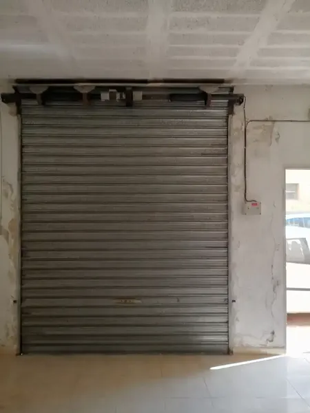se vende 1 planta junto con un local garage de 102mq buona para inversión o reformar y vivienda.. — photo 2