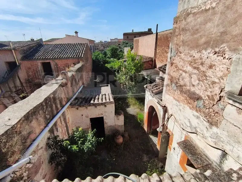 Village house with a cadastral age of 1840. It is a traditional Mallorcan house, in need of renovation, which — photo 2