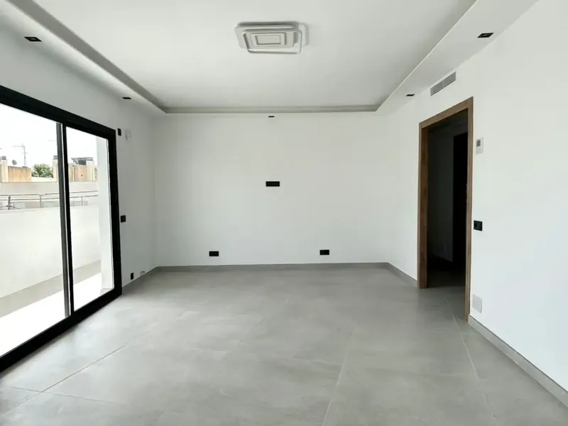 Located in the coveted residential area of La Vileta, this fully renovated property offers 331 m² of built area and combines — photo 5