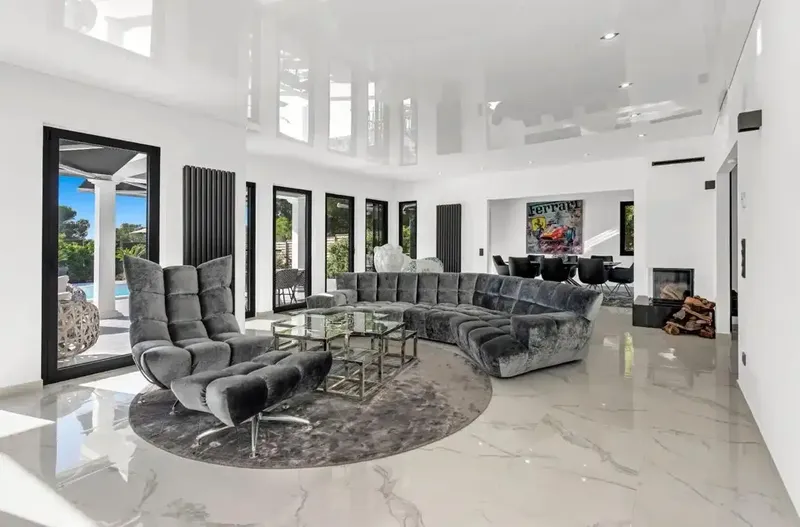 In one of the most coveted residential areas of southwest Mallorca, this exceptional villa awaits you with its successful combination of p — photo 2