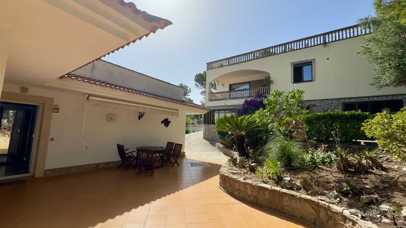 Exclusive estate with two independent chalets and sea views in Font de sa Cala — photo 1