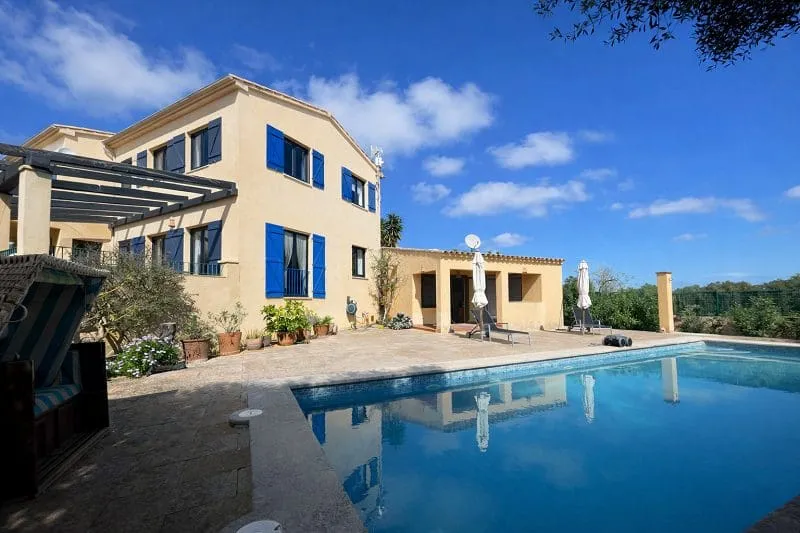 Sunny chalet with pool — photo 3