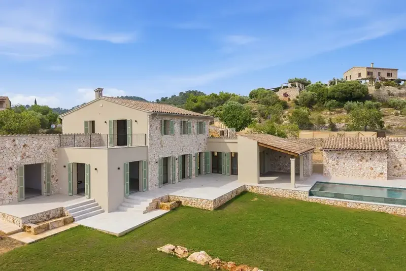 This exceptional newly built finca in Cala Millor offers a refined Mediterranean lifestyle in a quiet setting, just five — photo 3