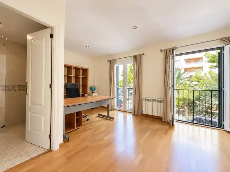 Situado en Palma, a tan solo dos minutos a pie de Porto Pi, este amplio apartamento ofrece aproximadamente 90 m² de superficie habitable y u — photo 6