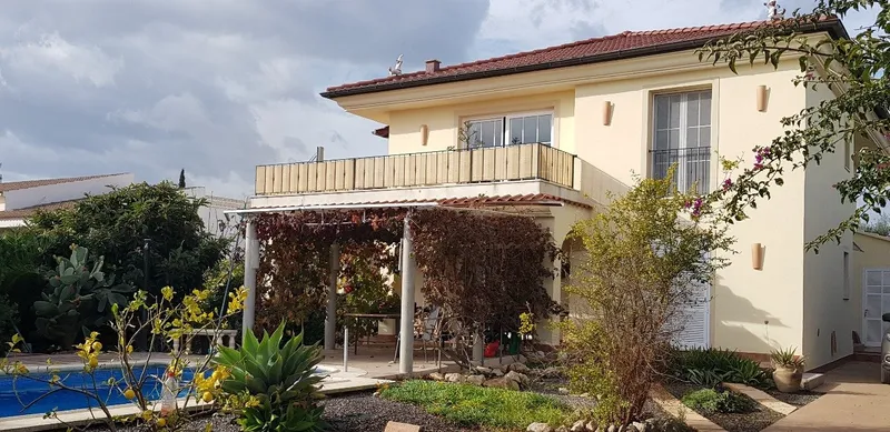 Detached house with garden and pool — photo 3