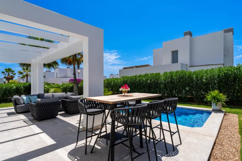 Exclusive residence with pool and well-kept garden in popular residential area - terrace and pool (15298) — photo 3