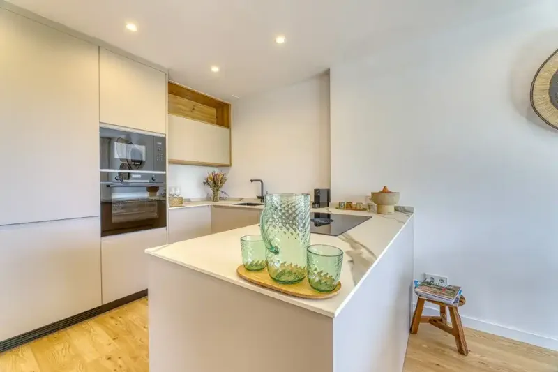 Located near the prestigious Real Bendinat golf course, this recently renovated penthouse offers the perfect blend of sophistication — photo 11
