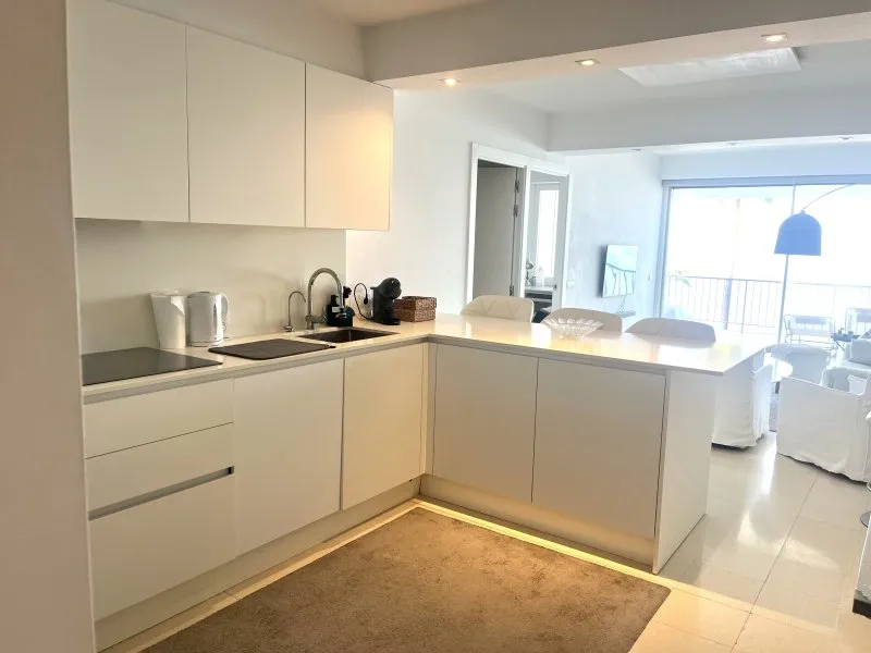 Exclusive apartment with panoramic view on the first line to the sea — photo 4