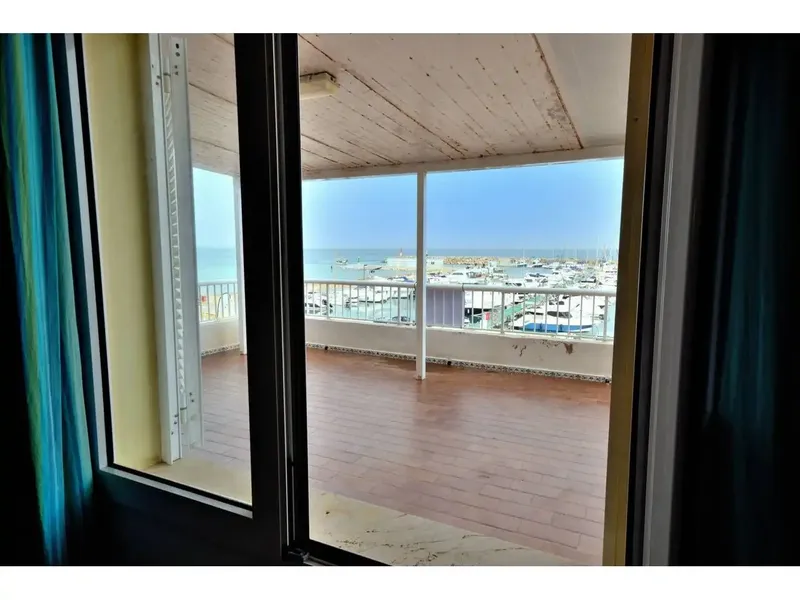 Can Picafort, first line of the sea, with spectacular views, 3-storey building with a built area of 273 m2 — photo 3