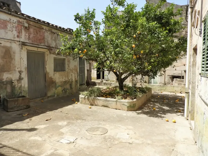 Three-storey Mallorcan manor house on a corner in Felanitx. It has several living rooms, 8 bedrooms, 2 bathrooms, kitchen. — photo 5