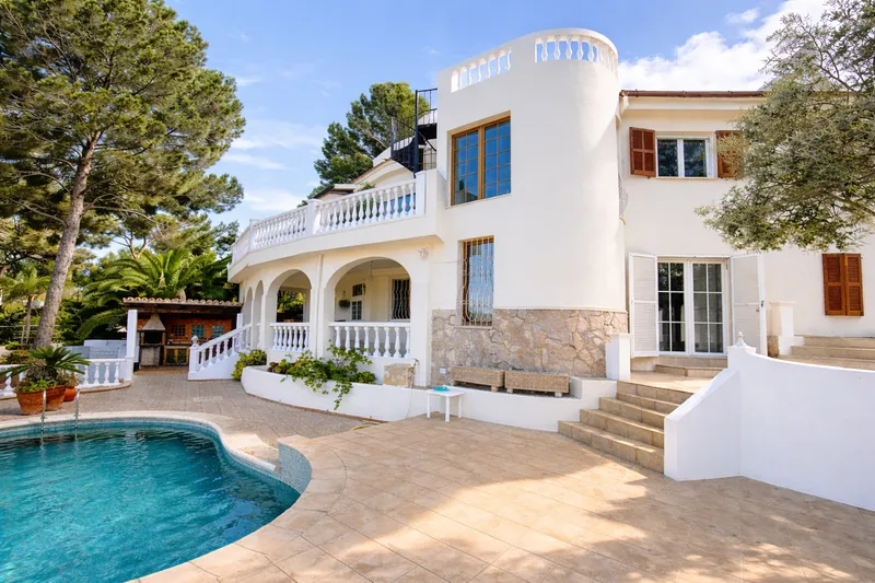 Villa with panoramic sea views and renovation potential in the sought-after area of Santa Ponsa — photo 1